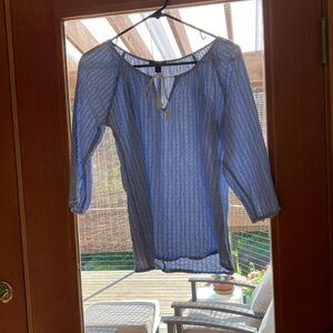 J Crew size S blue with white dots cotton top. In good condition, gently worn.